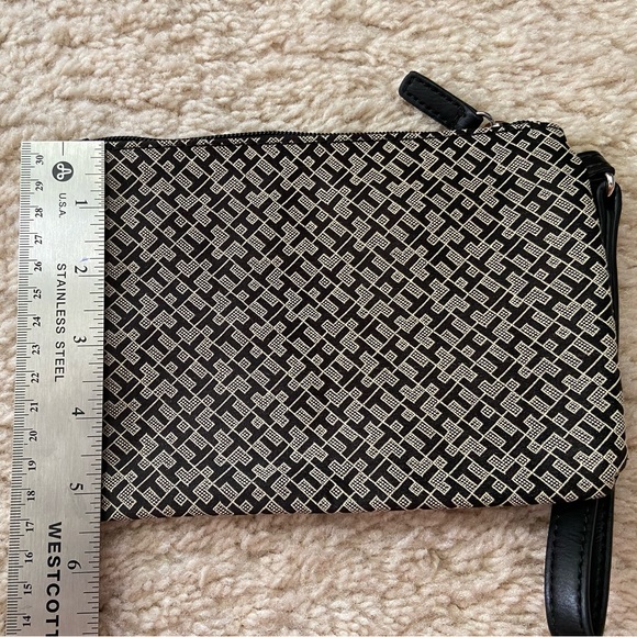 Tommy Hilfiger insignia wristlet - Picture 2 of 3